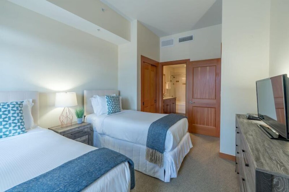 Luxury Ski in Ski out 3 Bedroom Mountain Resort Vacation Rental in the Heart of Snowmass Base Village - photo 19