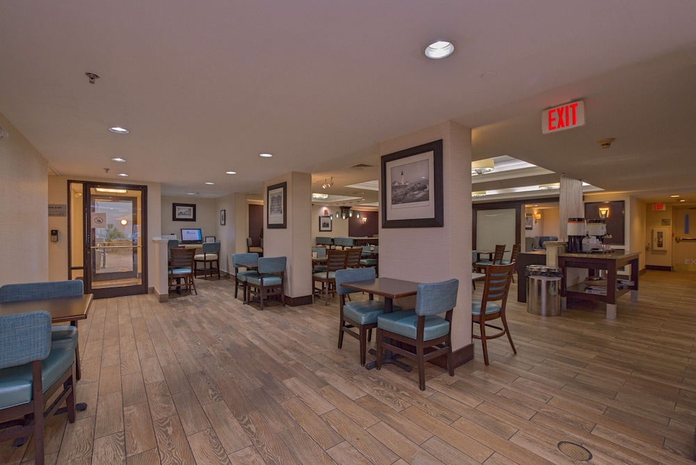 Hampton Inn Portsmouth Central - photo 3