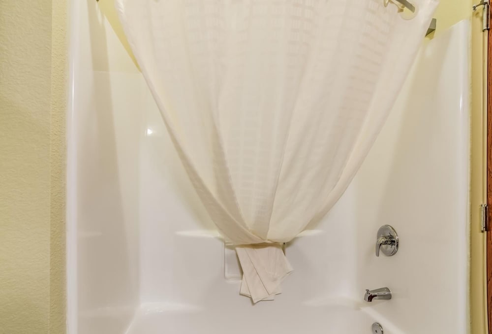Cobblestone Hotel & Suites Newton - photo 25