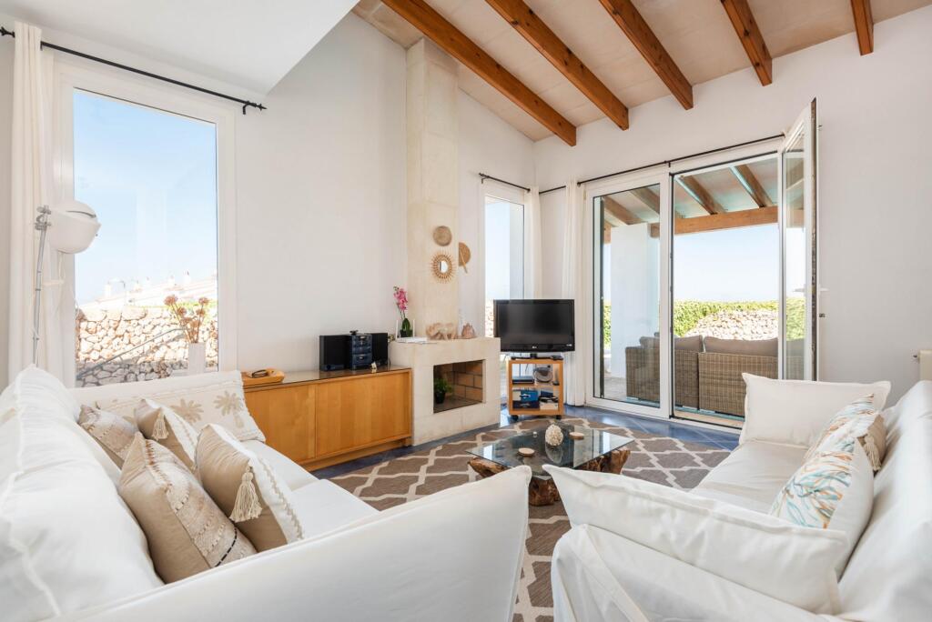 Villa Roxana — 4-Star Luxury Hotel in Es Castell, Spain