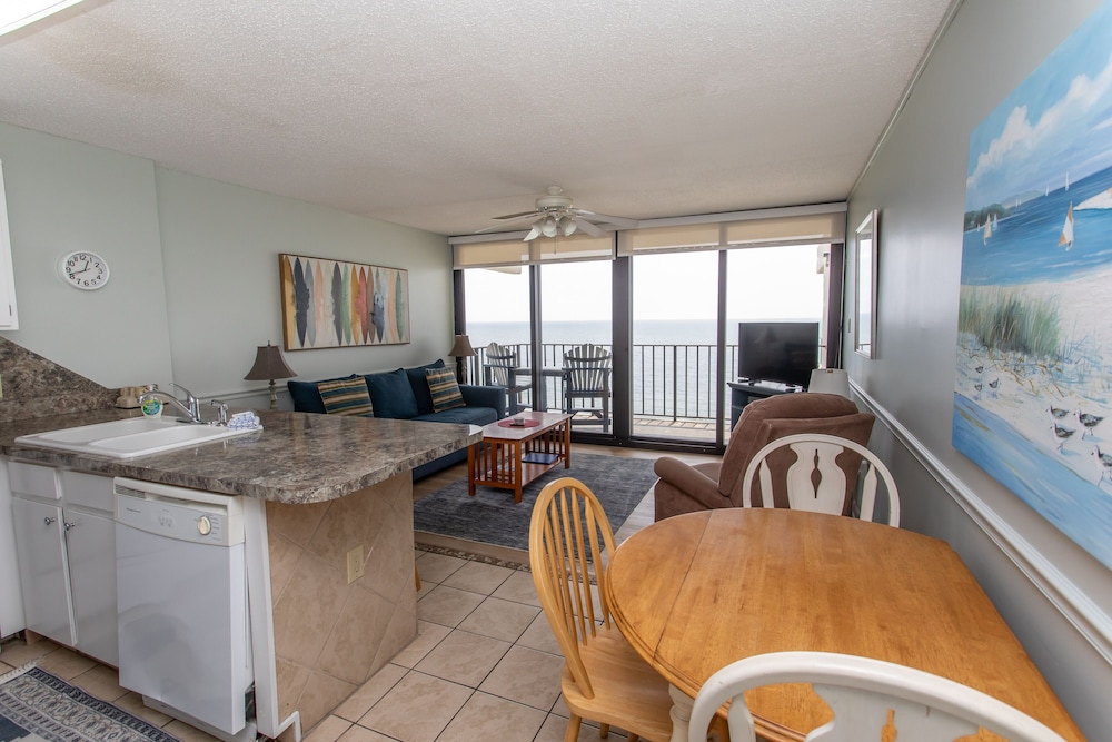 Royal Garden Resort 1012 2 Bedroom Condo by RedAwning - photo 8