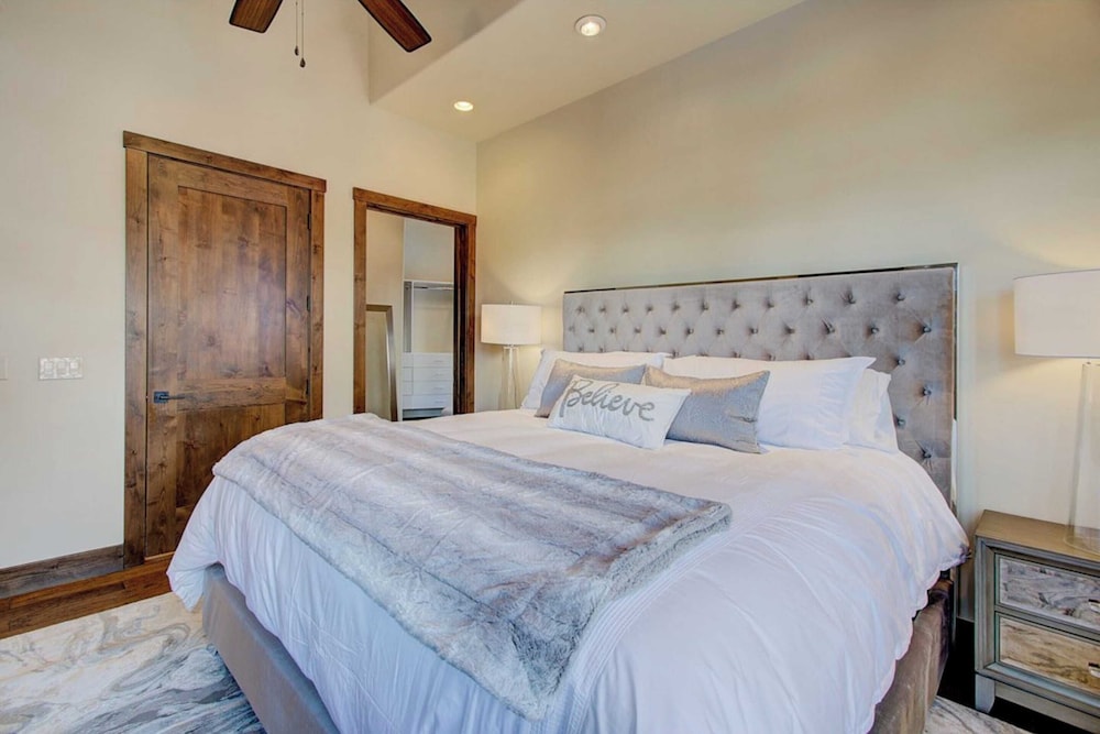 Fairway Ski and Golf Retreat by Avantstay Blocks From the Ski Lift Beautiful Views w Hot Tub - photo 4