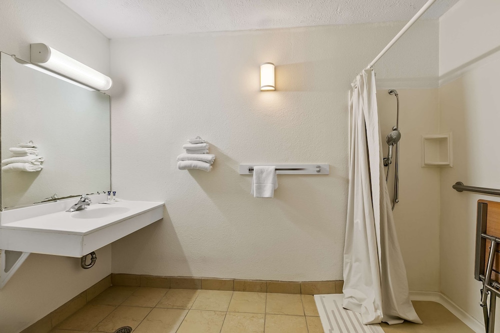 Americas Best Value Inn Lincoln Airport - photo 28
