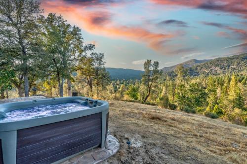 Hilltop Haven Bright and Modern Cabin w hot tub and stunning views — 4-Star Luxury Hotel in Oakhurst, United States