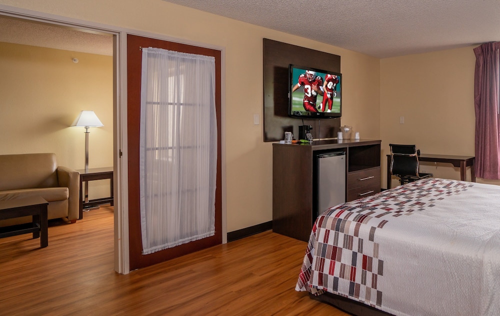 Red Roof Inn & Suites Indianapolis Airport - photo 14