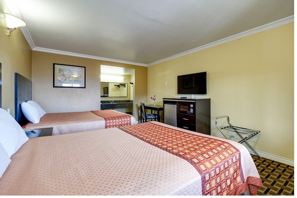 Hacienda Inn - photo 8