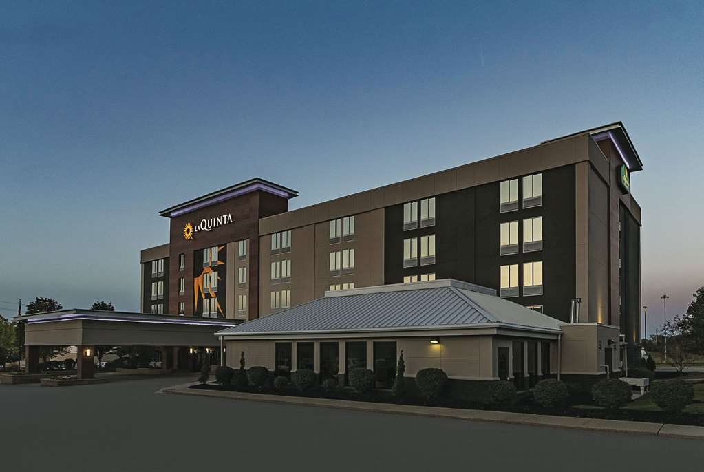 La Quinta Inn & Suites by Wyndham Cleveland Airport West - photo 4