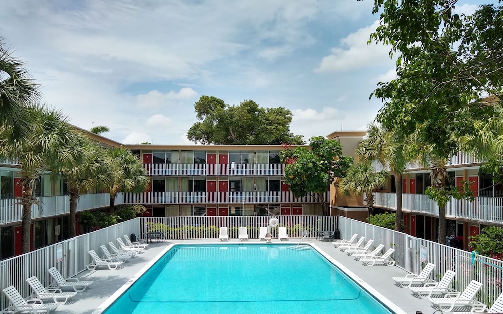 Red Carpet Inn Airport and Cruise Port Hotel Fort Lauderdale — hotel in Fort Lauderdale