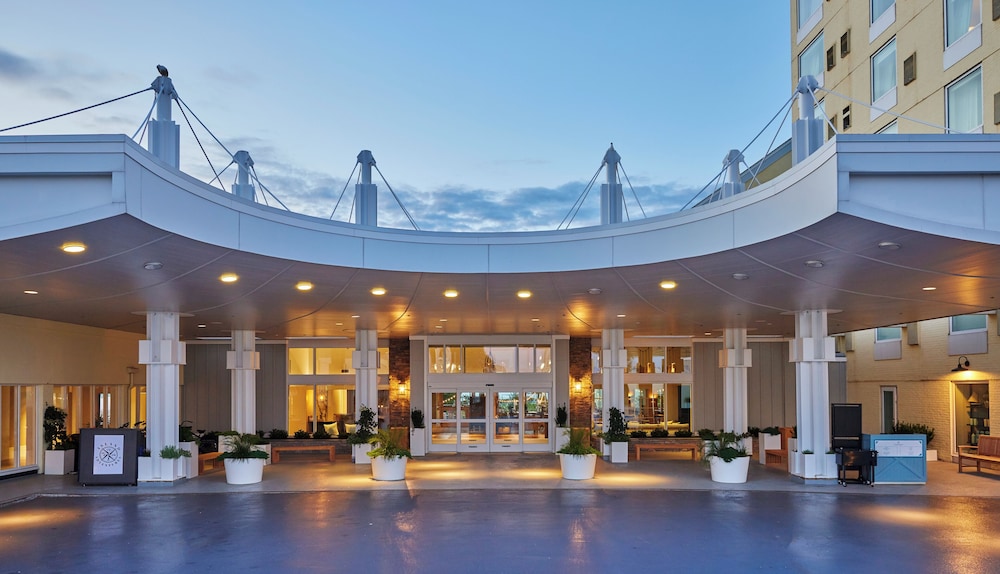 Newport Harbor Island Resort - photo 2