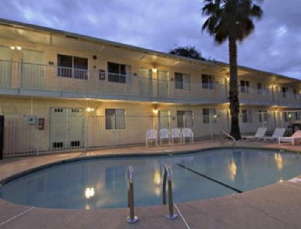 Howard Johnson Express Inn Redding — Redding