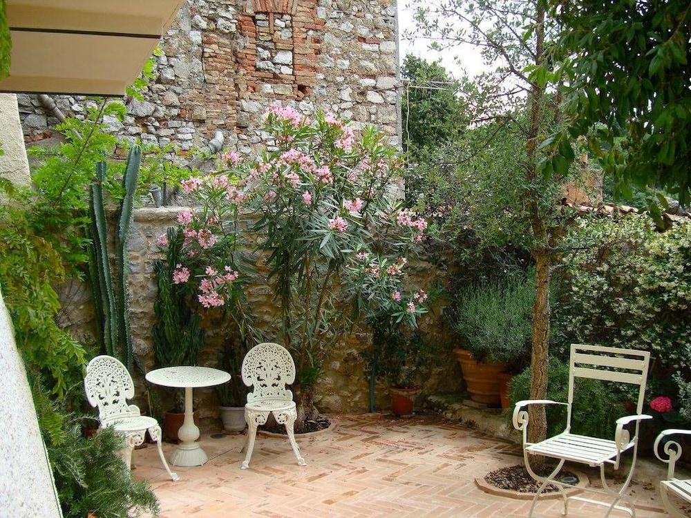 Le Antiche Mura — 4-Star Luxury Hotel in Semproniano, Italy