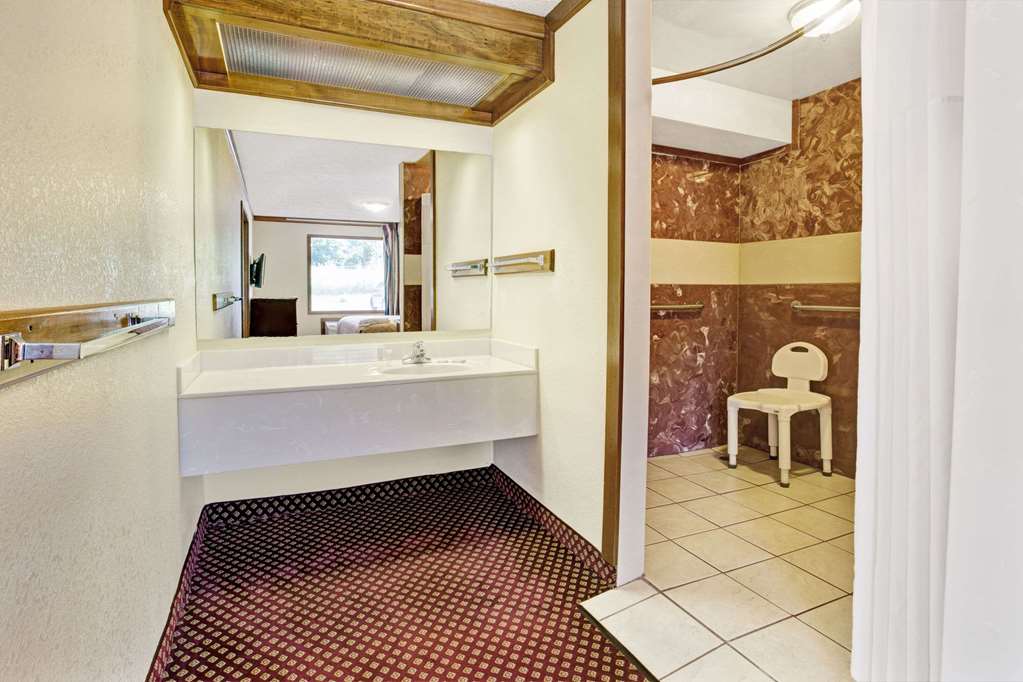 Travelodge by Wyndham Sellersburg Louisville North - photo 4