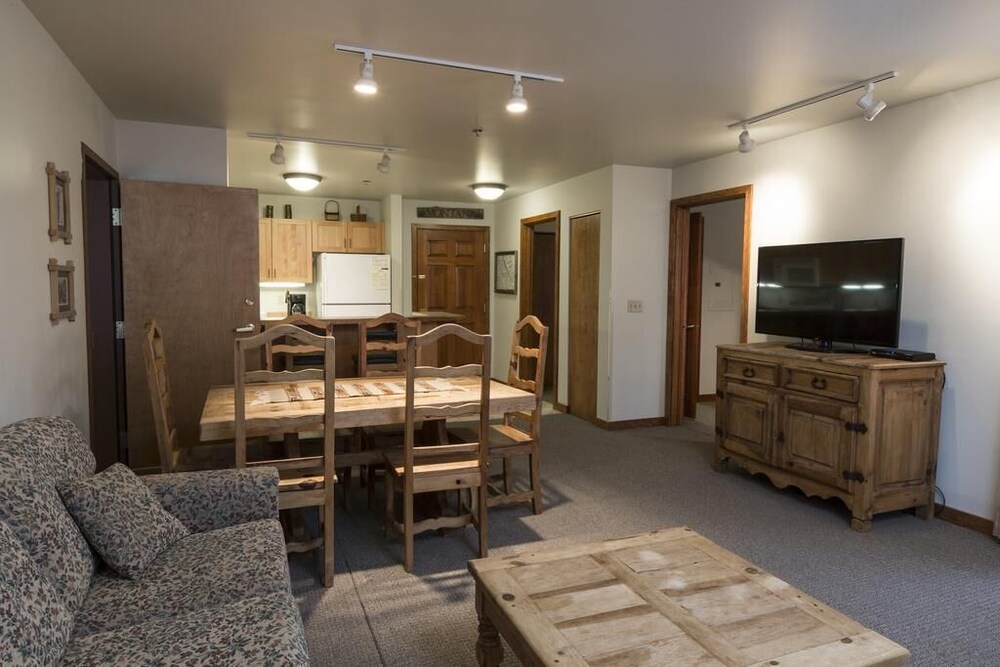 Kintla 402 Lock off 1 Br Hotel Room in Whitefish, United States