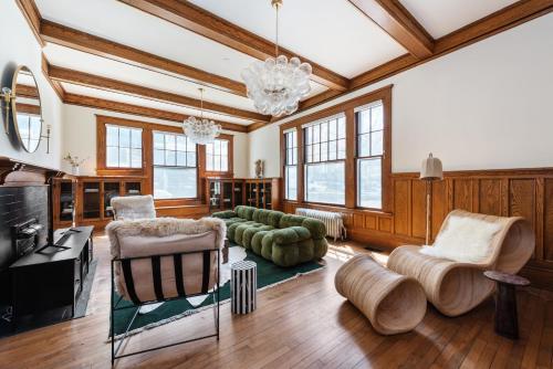 Royally Yours in Atlanta, United States