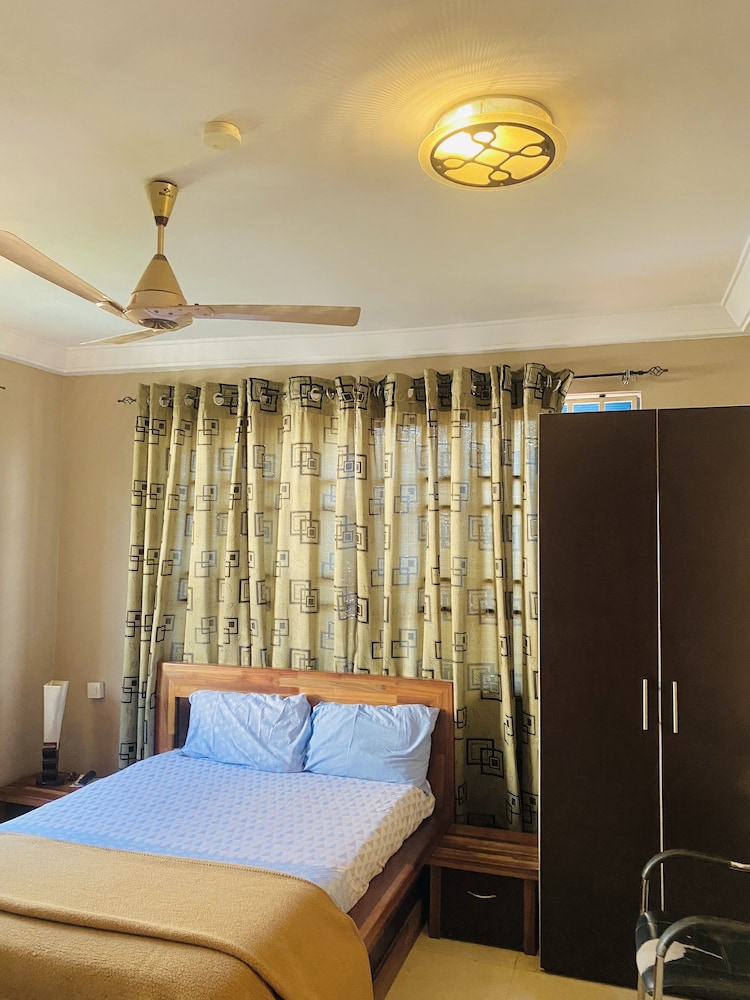 Luxurious Ten Bedroom Lodge Apartment — 4-Star Luxury Hotel in Sekondi-Takoradi, Ghana