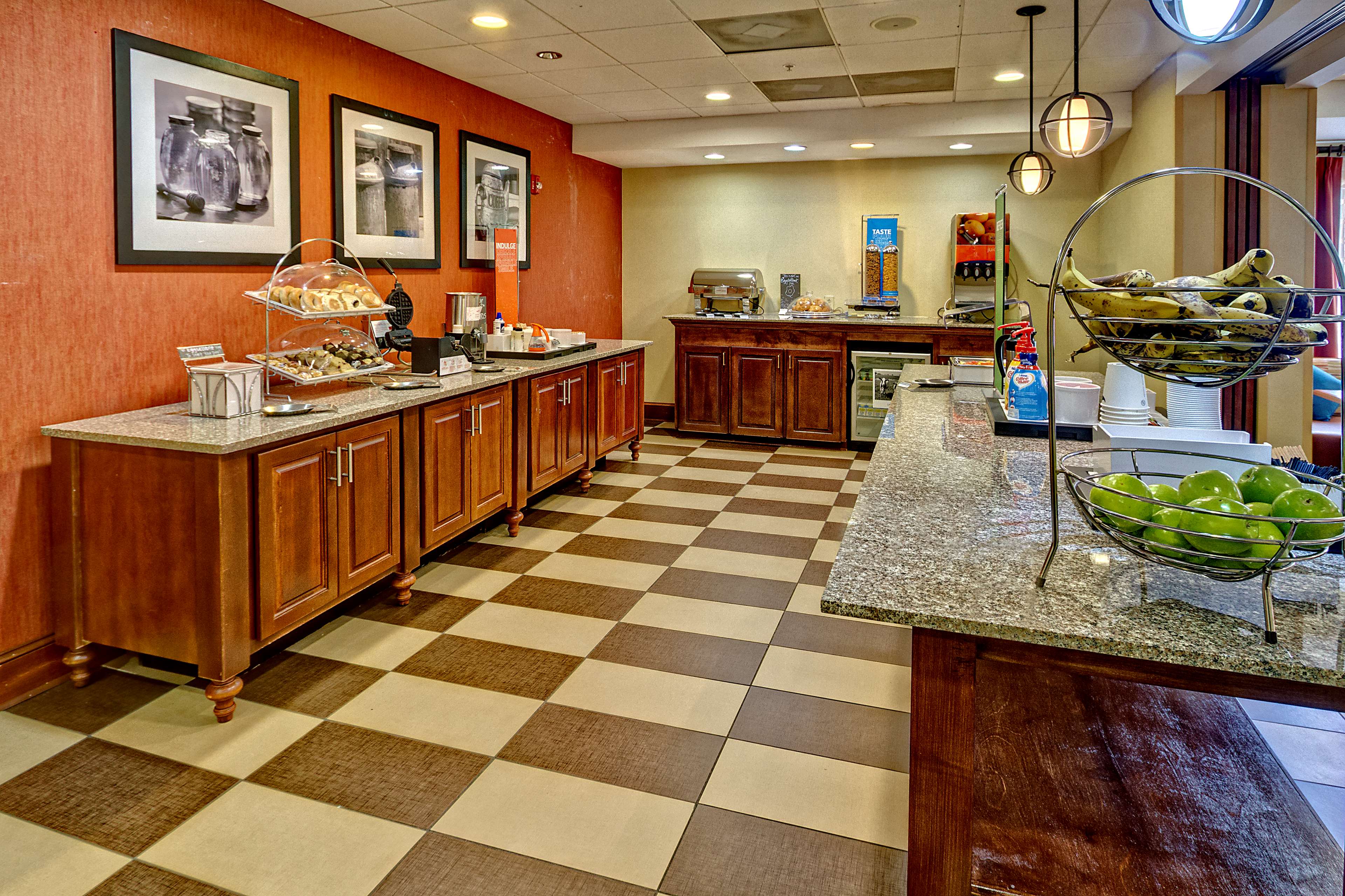 Hampton Inn Cleveland - photo 9