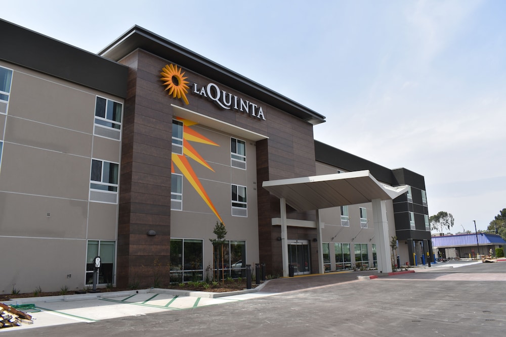 La Quinta Inn & Suites by Wyndham San Bernardino - photo 3