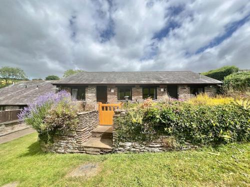 3 Bedroom Barn Conversion With Swimming Pool Tennis Court And More — 4-Star Luxury Hotel in Kingsbridge, United Kingdom