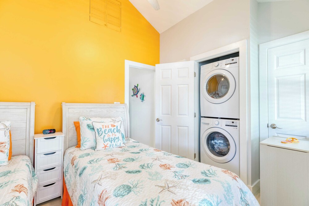 Bahamian Reed by Avantstay Walk to Everything w Community Pool Month Long Stays Only - photo 20