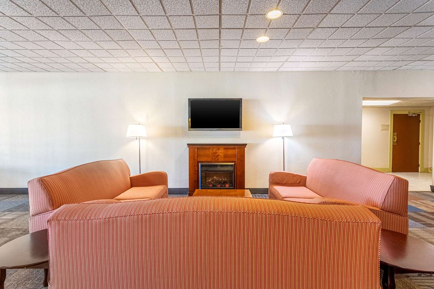 Econo Lodge - photo 15