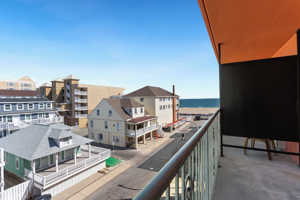 Americana Motor Inn Oceanfront - photo 32