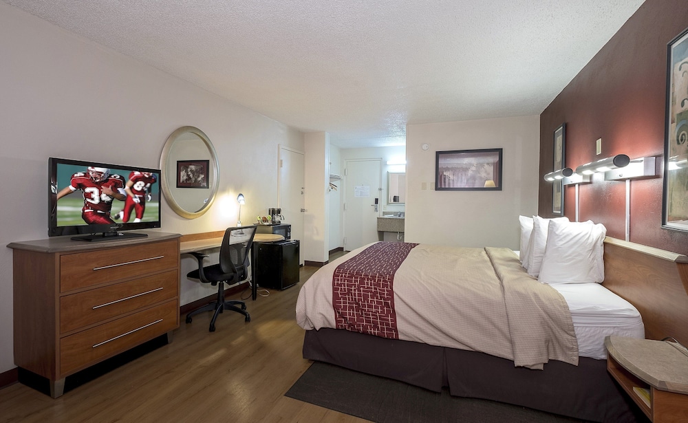 Red Roof Inn and Suites Cleveland Elyria - photo 10