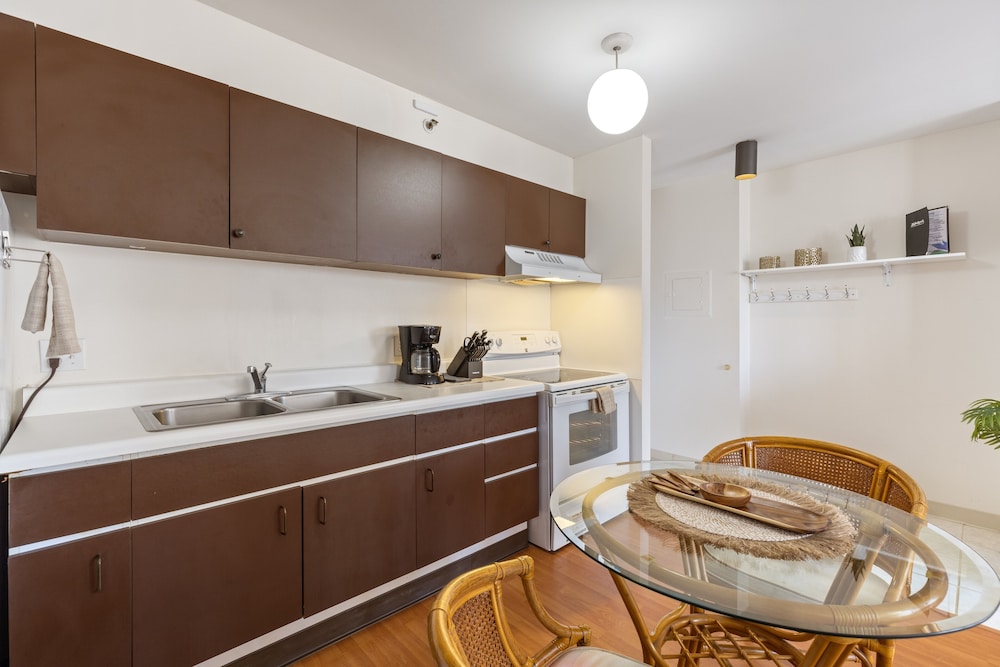 Spacious and Comfortable Ocean View Waikiki Banyan Condo FREE Parking by Koko Resort Vacation Rentals - photo 8