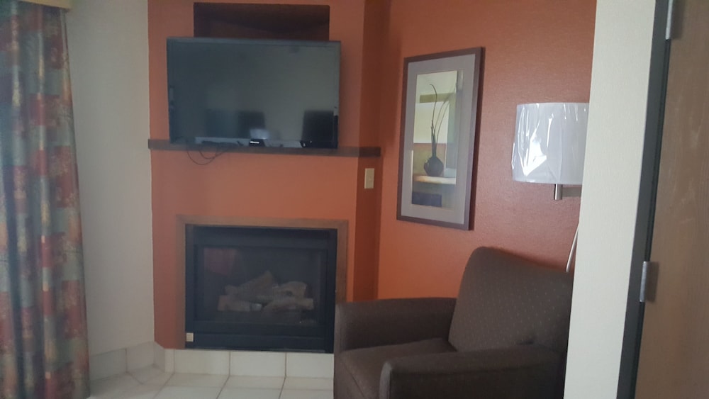 AmericInn by Wyndham Muscatine - photo 12