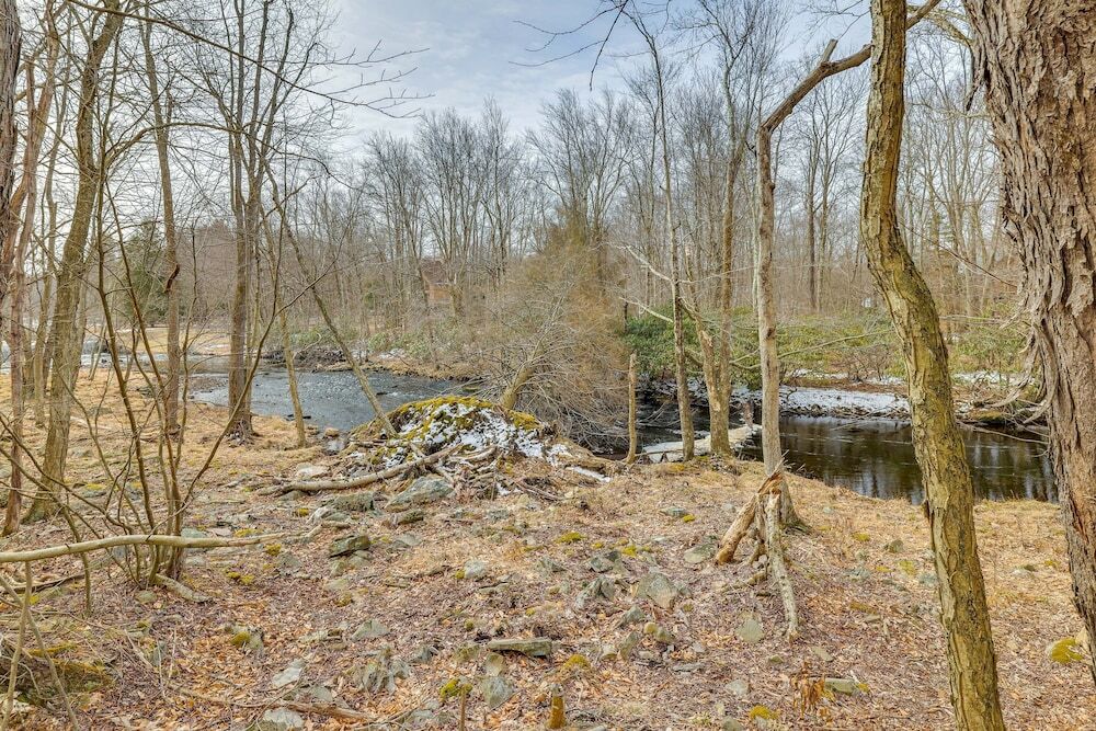 Lovely Poconos Cabin with Resort Amenities - photo 16