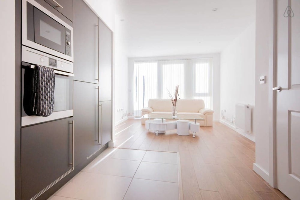 Bright 1BR Flat 10 min Canary Wharf London
