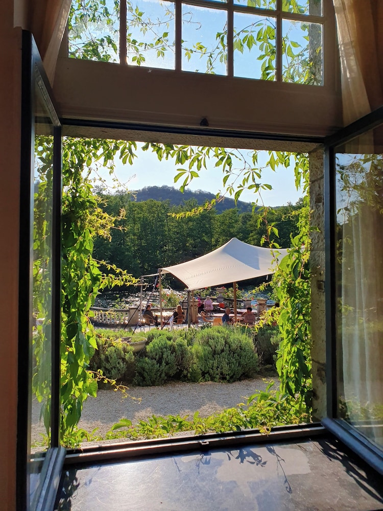Les Sorbiers — hotel in Hastiere-Lavaux