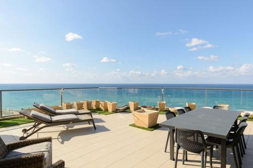 Jacuzzi Penthouse with wide Sea View in Natanya — 4-Star Luxury Hotel in Netanya, Israel
