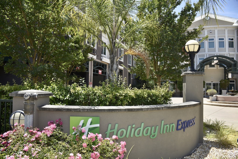 Holiday Inn Express Windsor Sonoma Wine Country by IHG - photo 24