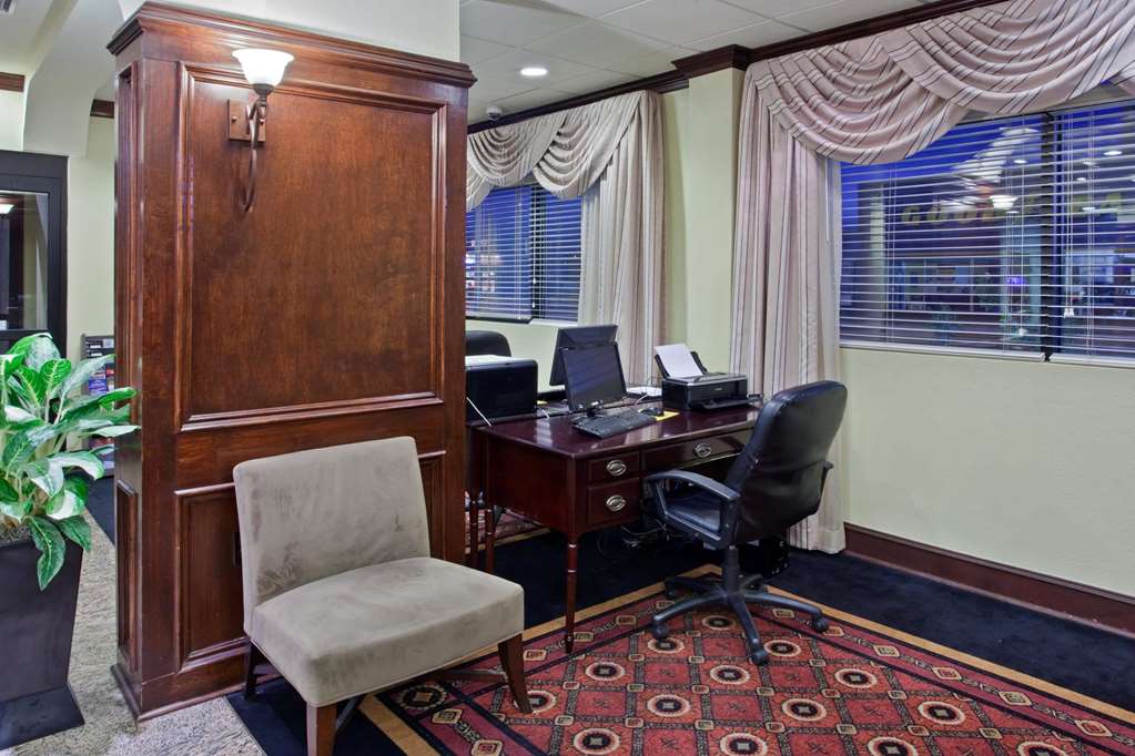 La Quinta Inn Suites Downtown Conference Center - photo 32