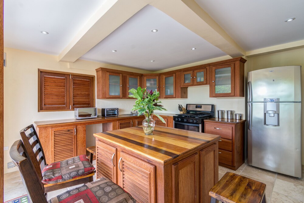 Sandrati Villa — 4-Star Luxury Hotel in Port Elizabeth, Saint Vincent and the Grenadines