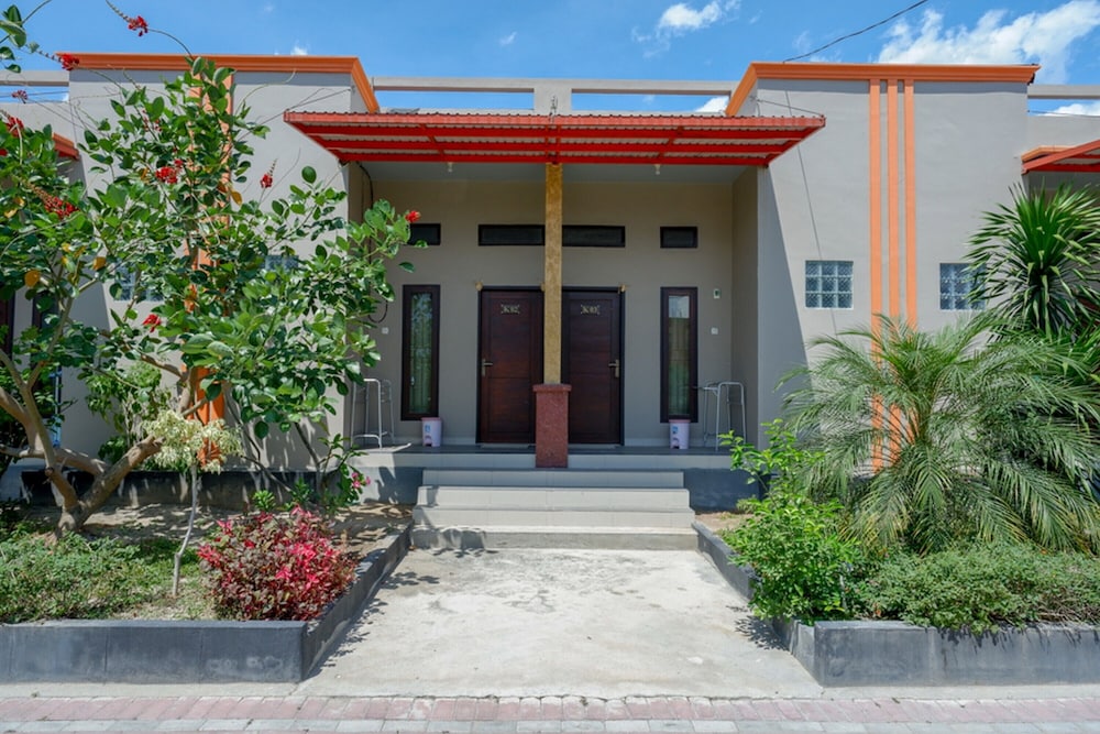 RedDoorz near Taman Makam Pahlawan Tatura in Palu, Indonesia