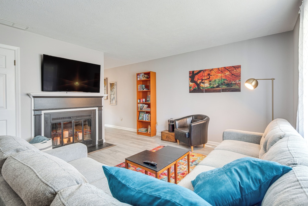 Walk to Main St Hendersonville: Chic Home w Yard — 4-Star Luxury Hotel in Hendersonville, United States
