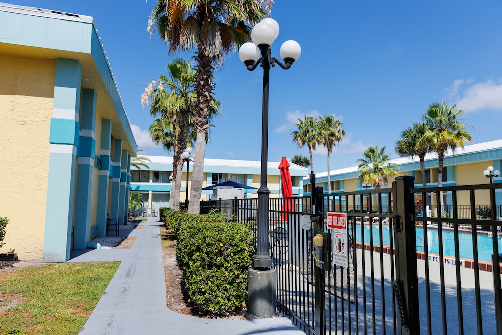 Garnet Inn & Suites Orlando - photo 107