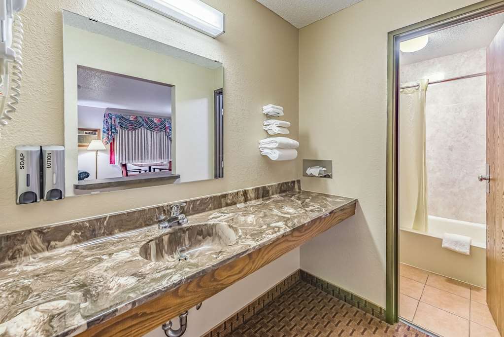Rodeway Inn Saint Joseph - photo 23