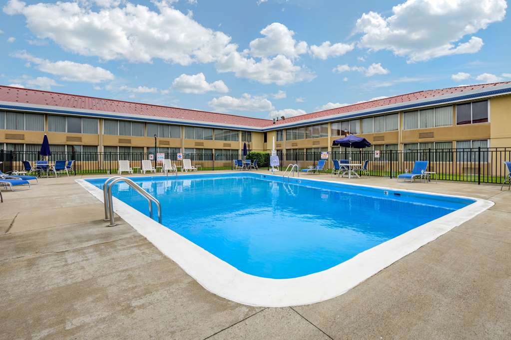 Econo Lodge Inn & Suites Triadelphia Wheeling - photo 26