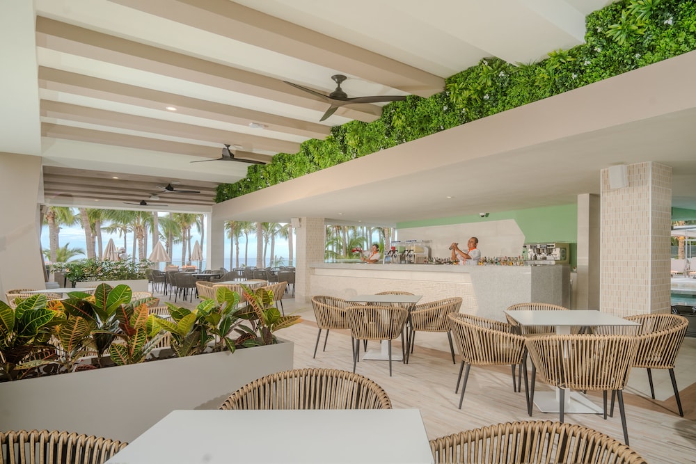 Poolside bar