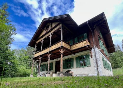Haus Tanegg — 4-Star Luxury Hotel in Innsbruck, Austria