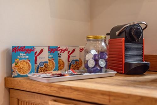 Cosy 2 Bedroom Reading House SLEEPS 6 With FREE WiFi & Garden by Roost Accommodation