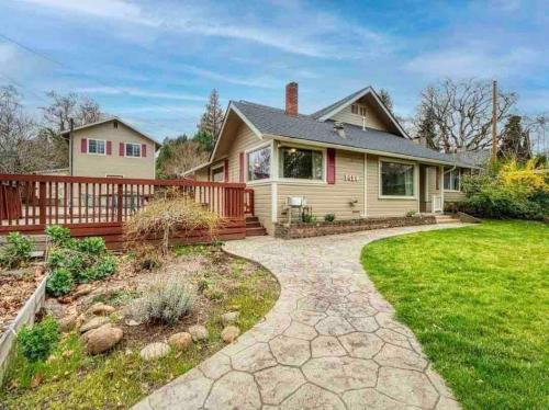 Medford Home And 2 Condos With Pool — 4-Star Luxury Hotel in Medford, United States