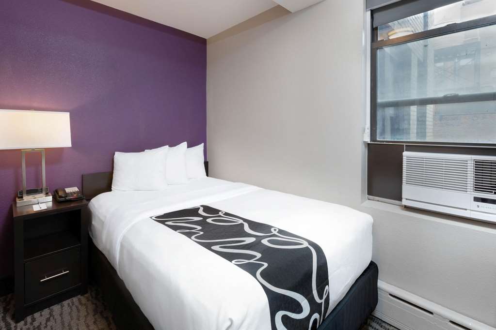 La Quinta Inn & Suites by Wyndham New York City Central Park - photo 33