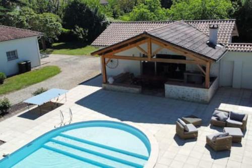 Belle dépendance avec piscine — hotel in Brax