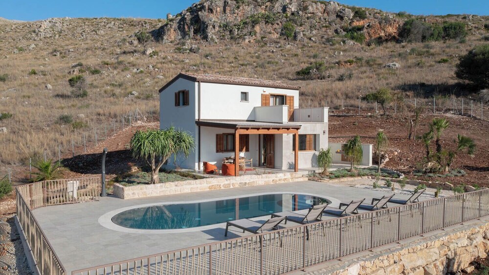 Villa Eos — 4-Star Luxury Hotel in Castellammare Del Golfo, Italy