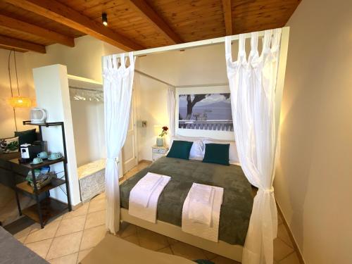 Olive Cottage moderno tra gli ulivi di Sorrento — 4-Star Luxury Hotel in Sorrento, Italy