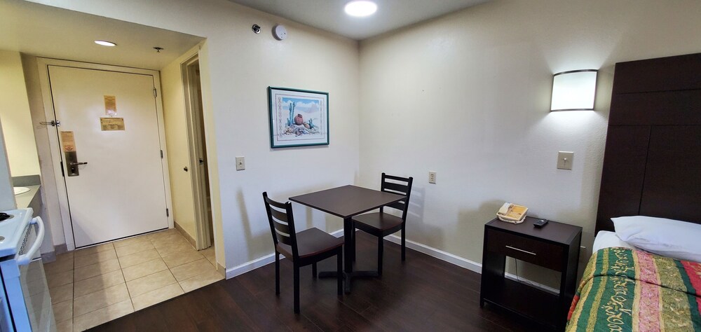 Plano Inn & Suites - photo 18