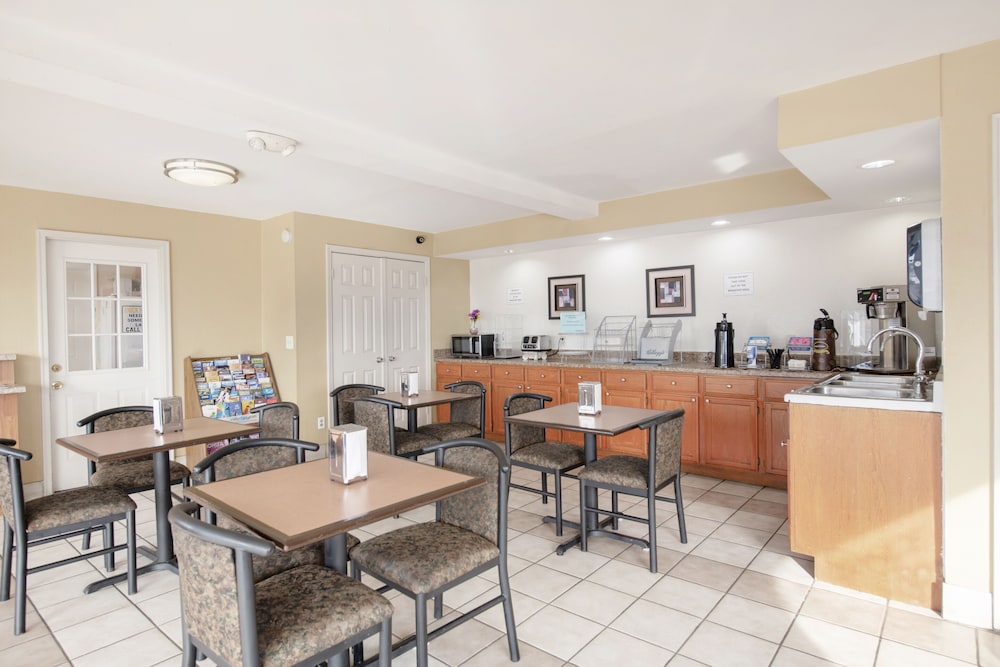 OYO Hotel Tulsa International Airport - photo 20